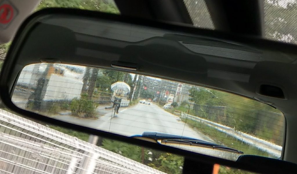 自転車の傘さし運転は危険です！！