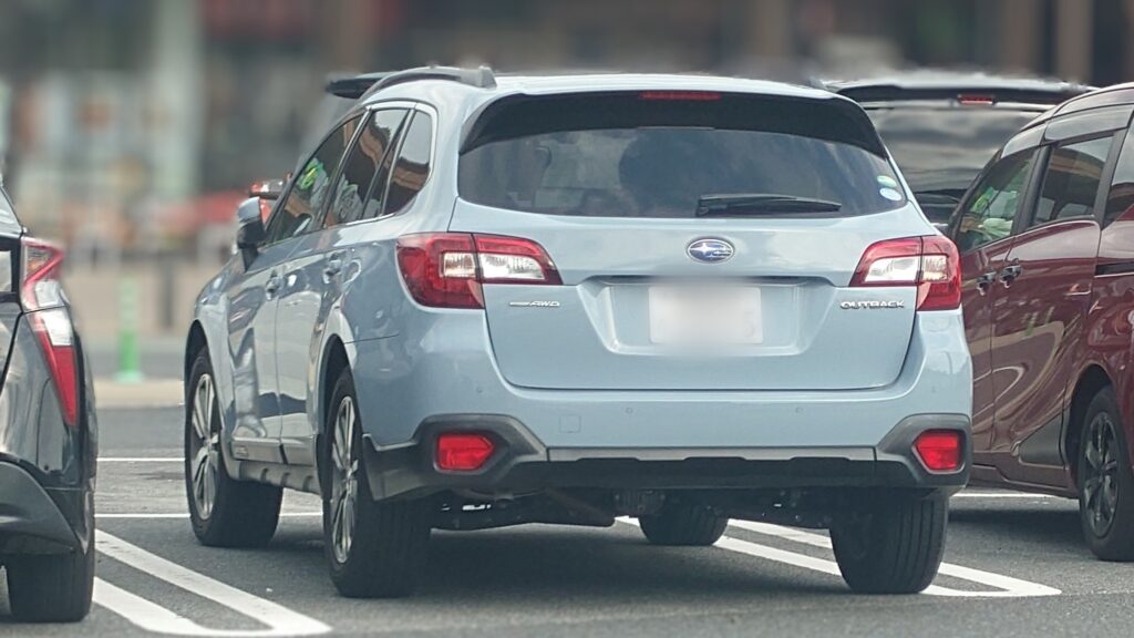 激レア車目撃！クールグレーカーキのレガシィアウトバック（BS F型）