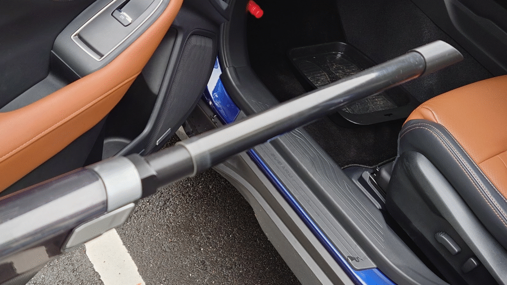 愛車のすき間掃除、どうしてますか。便利アイテムのご紹介。