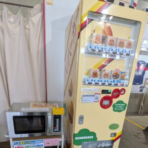 ネオレトロ自販機が春日部にも。秋限定バーガーを味わう